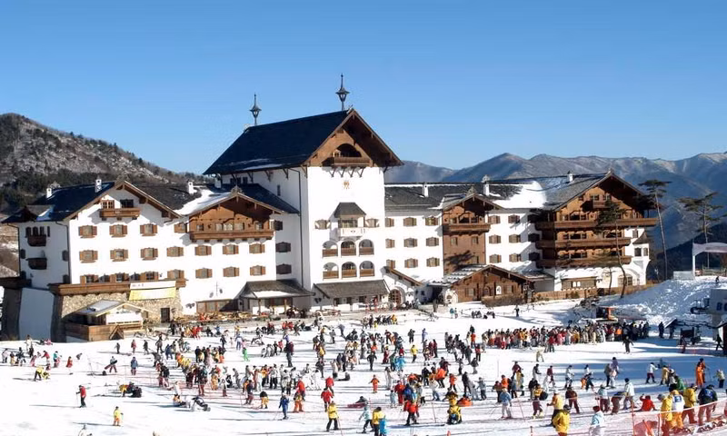 Dù xa hơn một chút, Muju Deogyusan Resort vẫn là địa điểm trượt tuyết đáng đến nhờ đường trượt dài và công viên quốc gia gần đó, cho phép du khách kết hợp trượt tuyết và tham quan thiên nhiên mùa đông tuyệt đẹp. Ảnh datviettour