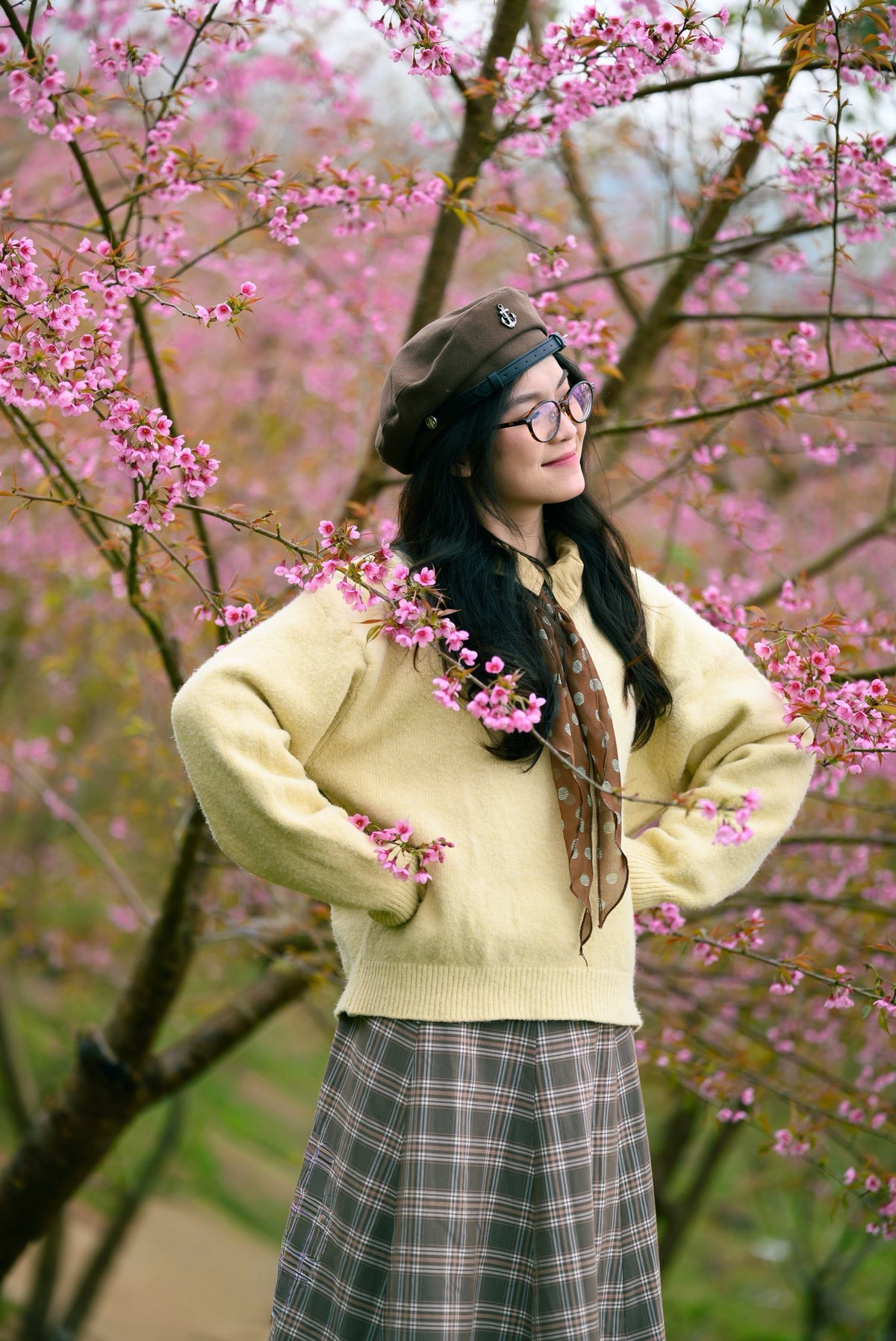 Không chỉ gây ấn tượng bởi sắc hoa, xóm Mừng còn cuốn hút du khách bởi vẻ đẹp nguyên sơ và nhịp sống chậm rãi của bản làng miền núi. Những nếp nhà sàn nép mình bên sườn đồi, khói bếp bảng lảng mỗi chiều, tiếng gà gáy xen lẫn tiếng trẻ con nô đùa tạo nên không khí yên bình, khác hẳn sự ồn ào nơi phố thị. Ảnh Nguyễn Thành