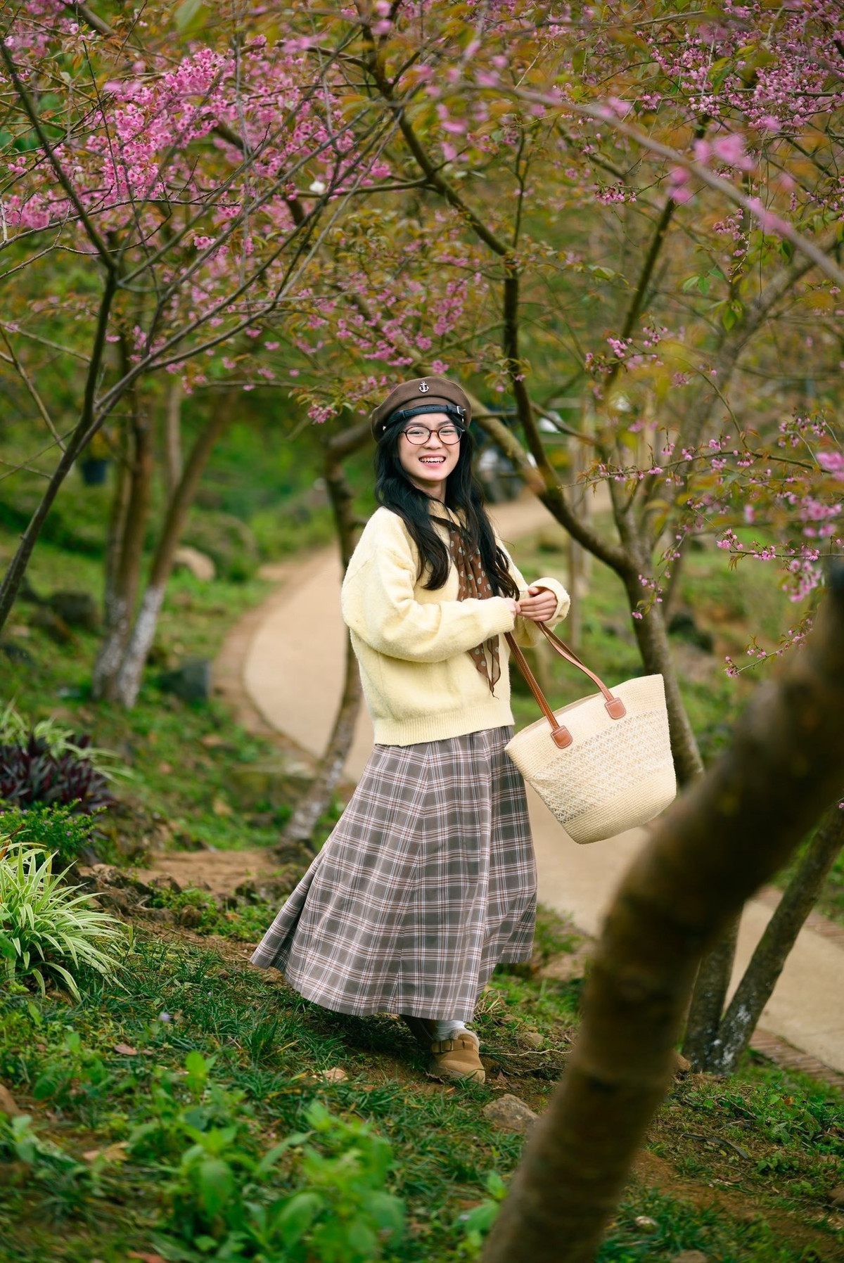 Bên cạnh mai anh đào và hoa cải, chuyến du xuân xóm Mừng còn mang đến cho du khách cơ hội khám phá văn hóa Mường bản địa. Những câu chuyện về nương rẫy, về phong tục đón Tết, mâm cơm ngày xuân với các món đặc trưng như cơm lam, thịt nướng, rượu cần… khiến hành trình thêm trọn vẹn. Nhiều hộ dân cũng sẵn sàng hướng dẫn du khách tham quan vườn hoa, chia sẻ cách chăm sóc mai anh đào để cây nở đúng dịp Tết. Ảnh Nguyễn Thành