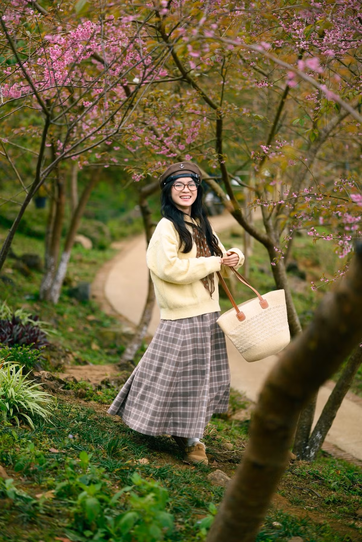 Bên cạnh mai anh đào và hoa cải, chuyến du xuân xóm Mừng còn mang đến cho du khách cơ hội khám phá văn hóa Mường bản địa. Những câu chuyện về nương rẫy, về phong tục đón Tết, mâm cơm ngày xuân với các món đặc trưng như cơm lam, thịt nướng, rượu cần… khiến hành trình thêm trọn vẹn. Nhiều hộ dân cũng sẵn sàng hướng dẫn du khách tham quan vườn hoa, chia sẻ cách chăm sóc mai anh đào để cây nở đúng dịp Tết. Ảnh Nguyễn Thành