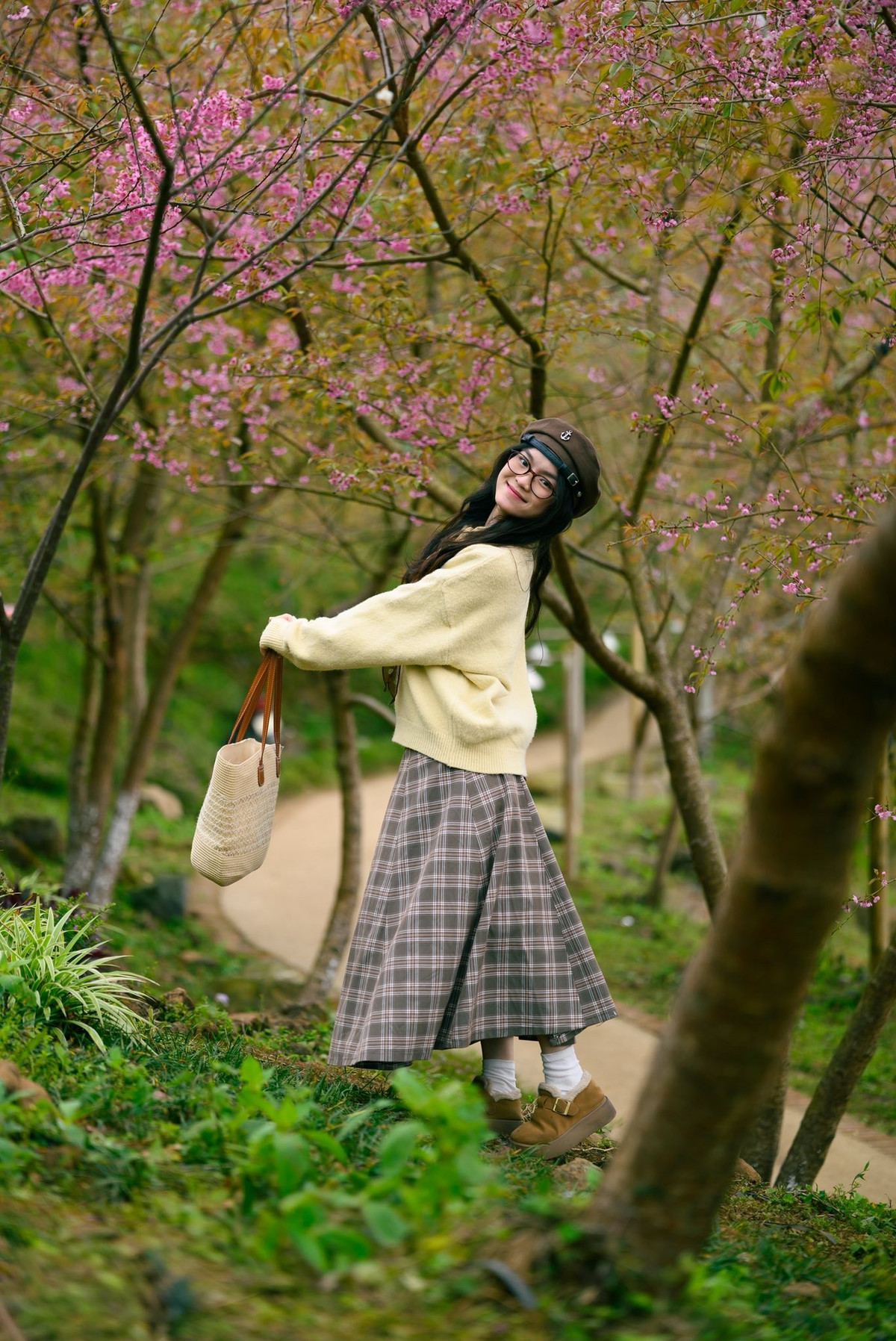 Theo kinh nghiệm của người dân, thời điểm lý tưởng nhất để ngắm hoa là buổi sáng sớm hoặc xế chiều. Sáng, sương mỏng còn giăng nhẹ trên cánh hoa, ánh nắng mới lên tạo hiệu ứng lung linh; chiều, nắng vàng dịu phủ khắp sườn đồi, thích hợp để chụp những bức ảnh giàu cảm xúc. Du khách được khuyến cáo đi giày đế thấp, giữ gìn vệ sinh và không bẻ cành, hái hoa để bảo vệ cảnh quan chung. Ảnh Nguyễn Thành