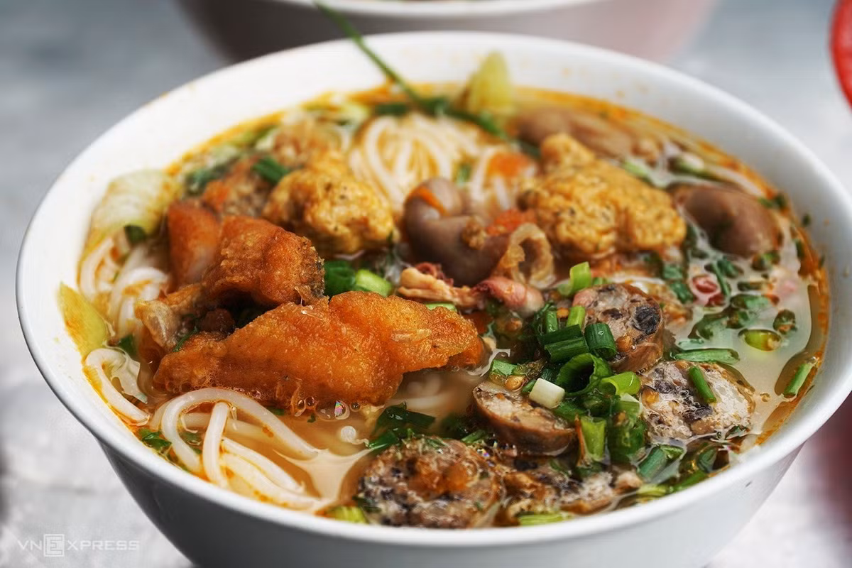 Bún cá cay là món ăn được nhiều người dân và du khách yêu thích trong mùa đông Hải Phòng. Một bát bún đầy đặn với cá rán giòn, da cá, lòng cá, chả cá và dồi hòa quyện trong nước dùng chua thanh, cay nhẹ. Sợi bún to, dai mềm, khi ăn cùng dọc mùng, rau muống và hoa chuối thái nhỏ tạo nên hương vị hài hòa, vừa cay vừa thanh mát, khiến thực khách muốn thưởng thức mãi mà không ngán.