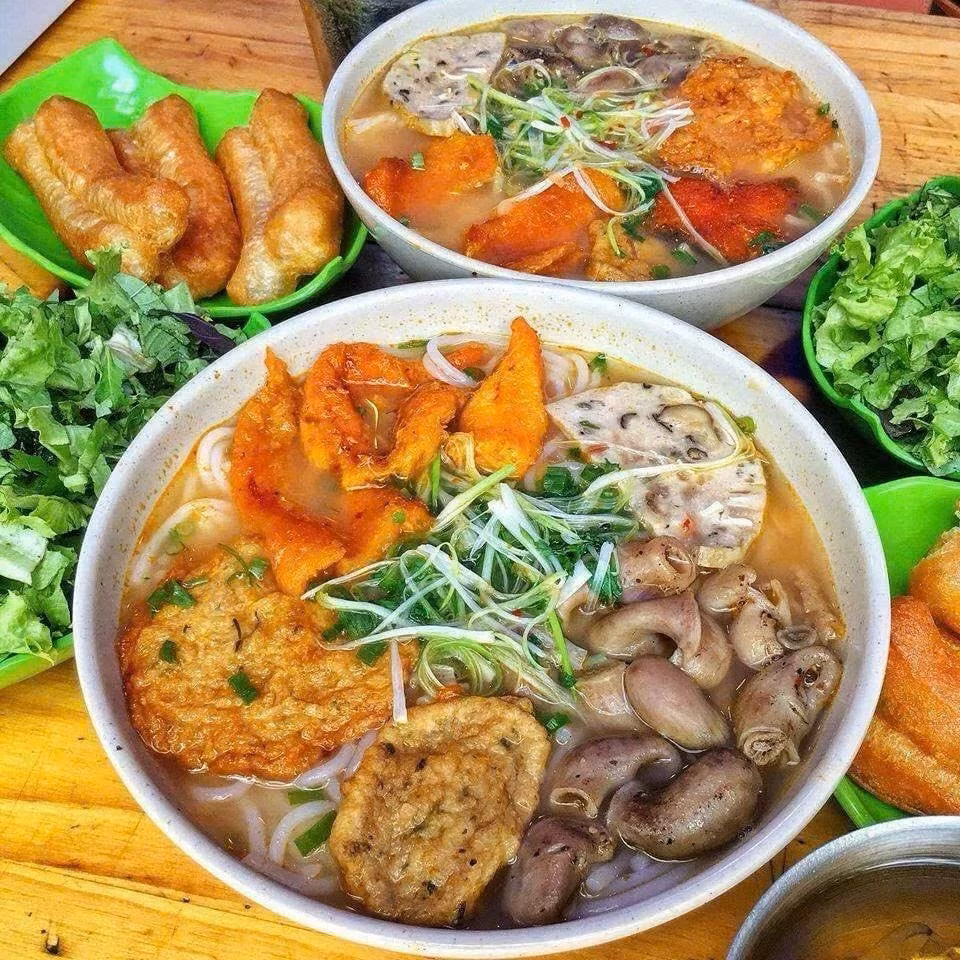 Hải Phòng không chỉ nổi tiếng với những bãi biển xanh mát và hải sản tươi ngon mà còn khiến du khách mê mẩn nhờ ẩm thực mùa đông. Khi tiết trời se lạnh, những món ăn nóng hổi, cay nồng tại các quán vỉa hè trở thành lựa chọn lý tưởng, vừa rẻ vừa giữ trọn hương vị đặc trưng của thành phố cảng. Dưới đây là 4 món không thể bỏ qua khi đến Hải Phòng vào những ngày trời lạnh.