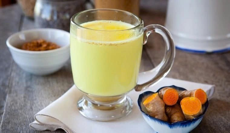 Trong khi đó, sữa nghệ vàng cung cấp curcumin – hợp chất thực vật có đặc tính chống viêm và chống oxy hóa mạnh. Curcumin giúp bảo vệ tế bào não trước tổn thương, đồng thời hỗ trợ chức năng nhận thức. Nghệ có thể pha cùng sữa ấm hoặc trà, tạo thành thức uống dễ dùng, phù hợp cho nhiều đối tượng. Ảnh minh họa