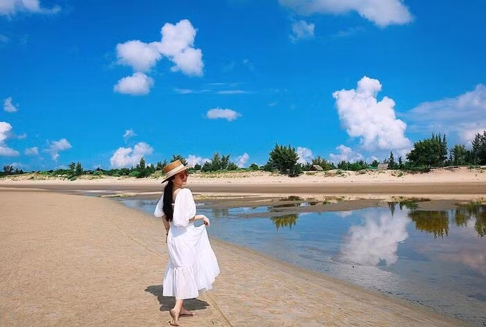 Đi xa hơn một chút, du khách sẽ bắt gặp bãi Đồi Nhái, cách trung tâm TP. Vũng Tàu khoảng 7km. Vì chưa được khai thác du lịch, bãi biển này vẫn giữ được vẻ nguyên sơ và yên tĩnh, rất phù hợp cho dân phượt và các nhóm bạn muốn cắm trại qua đêm trong khung cảnh hoang dã. Ảnh Traveloka