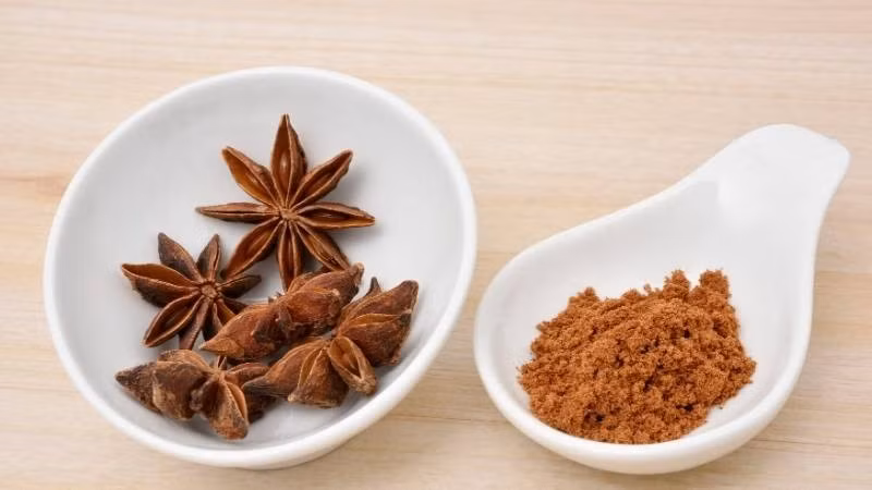 Bên cạnh vai trò trong ẩm thực, hoa hồi còn được sử dụng rộng rãi trong sản xuất dược phẩm và mỹ phẩm nhờ chứa nhiều hợp chất có lợi và mùi hương đặc trưng. Từ một loại gia vị dân dã, hoa hồi đang dần vươn lên trở thành “cánh hoa nghìn tỷ”, góp phần nâng cao giá trị xuất khẩu và khẳng định vị thế của nông sản Việt trên thị trường quốc tế. Ảnh Internet