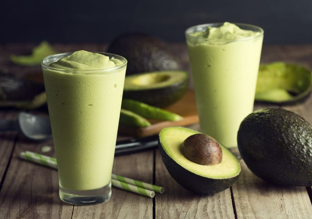 Uống sinh tố bơ với lượng vừa phải có thể giúp cơ thể dẻo dai, tăng ham muốn và khả năng duy trì cuộc yêu lâu hơn. Ảnh minh họa