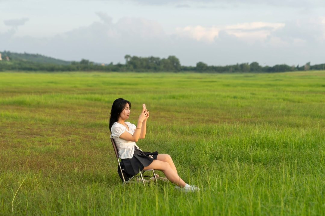 Nếu chỉ có một ngày để khám phá “thảo nguyên” Trị An, du khách có thể xuất phát từ TP.HCM lúc 6 giờ sáng, di chuyển theo hướng quốc lộ 1 – quốc lộ 20 đến La Ngà (Định Quán, Đồng Nai), mất khoảng 2,5 - 3 giờ. Sau khi gửi xe tại nhà dân gần bìa rừng, có thể đi bộ hoặc thuê xe máy cày để vào sâu lòng hồ. Buổi sáng là thời điểm lý tưởng để dạo chơi trên thảm cỏ xanh mướt, thả diều, chụp ảnh, ngắm các con suối cạn uốn lượn giữa đồng cỏ tạo nên những hình thù kỳ ảo khi nhìn từ trên cao. Khoảng giữa trưa, nên nghỉ ngơi và ăn nhẹ với đồ ăn mang theo hoặc đặt cơm tại nhà dân. Ảnh Huynh Nguyen Hoang Linh ho-tri-an7.jpg