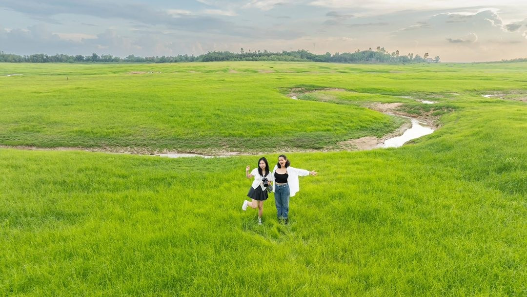 Nhiều nhóm du khách lựa chọn di chuyển bằng xe máy cày để tiến sâu vào lòng hồ. Giữa không gian rộng lớn, trải nghiệm thả diều, đi dạo giữa đồng cỏ hoặc chỉ đơn giản là ngồi ngắm hoàng hôn trở thành những khoảnh khắc đáng nhớ. Ánh nắng chiều buông xuống nhuộm vàng từng tán cỏ, khiến khung cảnh trở nên thơ mộng và rực rỡ đến lạ thường. Ảnh Huynh Nguyen Hoang Linh ho-tri-an2.jpg