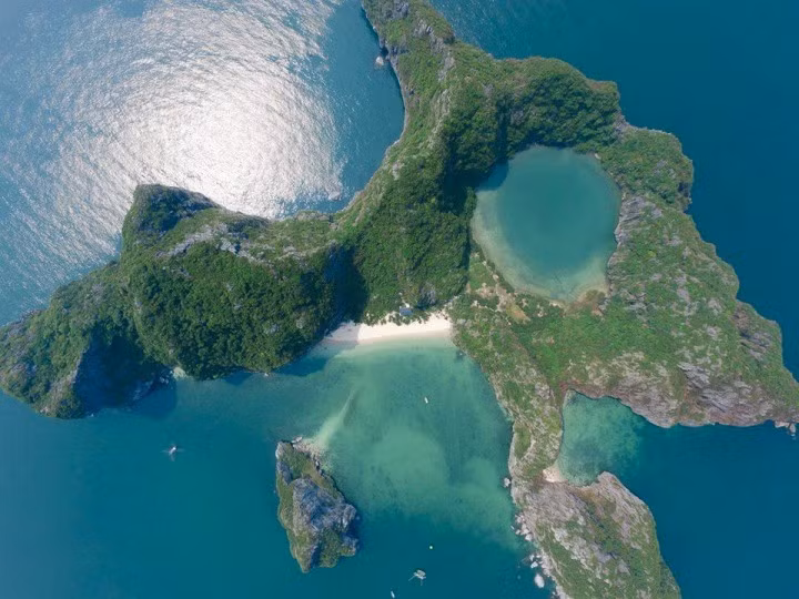 Nếu du khách đang tìm kiếm một điểm đến vừa đẹp vừa yên bình, hòa quyện cùng thiên nhiên biển cả hùng vĩ thì đảo Mắt Rồng chính là lựa chọn hoàn hảo dành cho du khách. Ảnh luhanhcatba