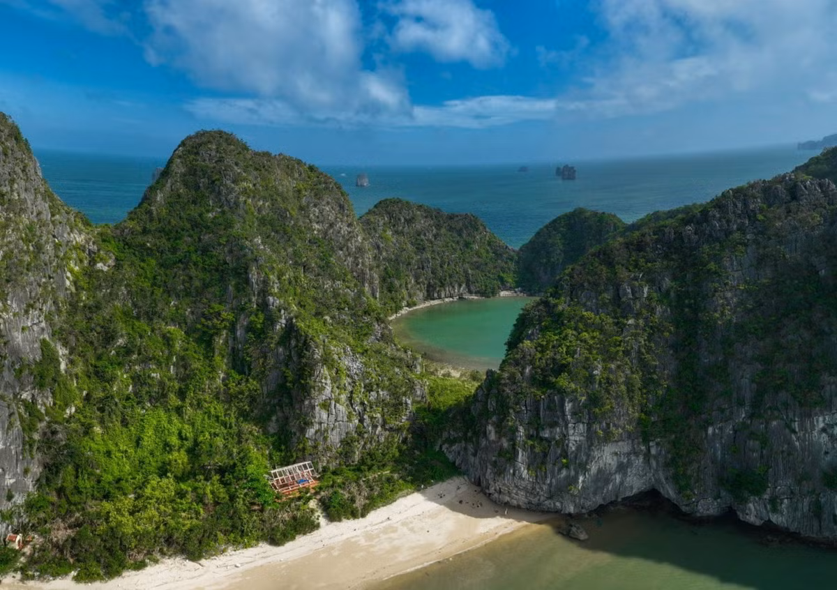 Ngoài ra, Vietfeeling Travel cung cấp tour 2 ngày 1 đêm hấp dẫn, đưa du khách từ Hà Nội đến Hạ Long, trải nghiệm cắm trại qua đêm trên đảo Mắt Rồng, tham gia các hoạt động thể thao dưới nước và thưởng thức hải sản tươi sống ngay tại đảo. Các tour này phù hợp với cả nhóm bạn trẻ ưa khám phá lẫn các gia đình mong muốn một kỳ nghỉ thư giãn giữa thiên nhiên. Giá tour từ 1.800.000 đồng/người. Ảnh luhanhcatba