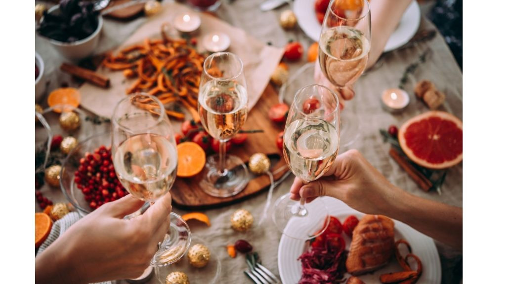 Khi rượu được đưa vào cơ thể, một phần cồn sẽ hấp thu ngay tại dạ dày, phần lớn còn lại đi xuống ruột non rồi thấm vào máu. Nếu dạ dày trống rỗng, quá trình này diễn ra rất nhanh, khiến nồng độ cồn trong máu tăng đột ngột. Ngược lại, khi có thức ăn, đặc biệt là thực phẩm giàu đạm, chất béo tốt và chất xơ, tốc độ làm rỗng dạ dày chậm lại, giúp cồn được hấp thu từ từ hơn. Nhờ đó, cơ thể có thêm thời gian chuyển hóa, hạn chế cảm giác say và kích ứng dạ dày. Ảnh minh họa/Nguồn internet