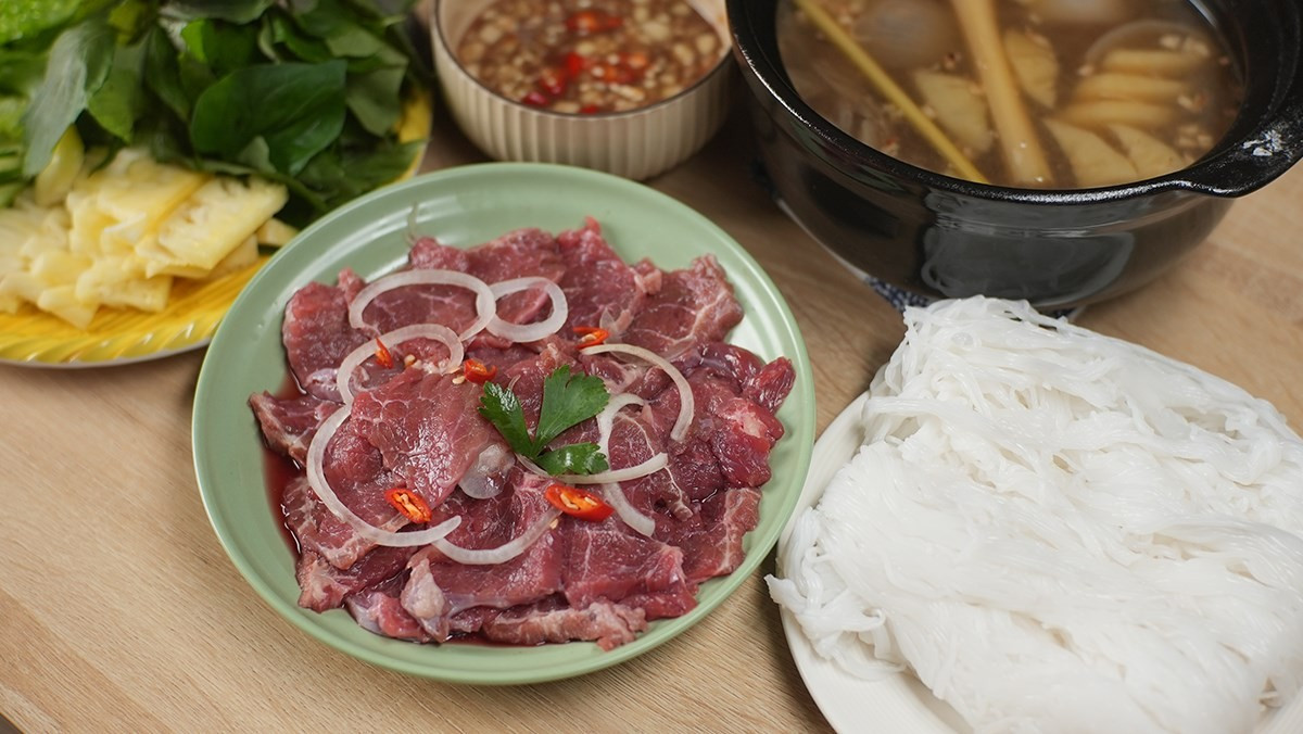 Khâu chuẩn bị nguyên liệu tuy đơn giản nhưng đòi hỏi sự tỉ mỉ. Thịt bò được rửa sạch, để ráo rồi thái lát mỏng vừa ăn, xếp đều ra đĩa. Nếu muốn mâm nhúng thêm phong phú, có thể chuẩn bị thêm gầu bò, ba chỉ bò, bò giòn hoặc cuống tim. Ảnh minh họa