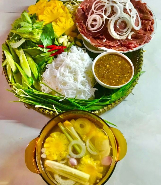 Rau ăn kèm gồm xà lách, chuối xanh hoặc chuối chát, khế chua, dưa chuột, hoa chuối… vừa tạo cảm giác mát lành, vừa cân bằng vị giác. Bún tươi và bánh tráng không thể thiếu để cuốn, giúp món ăn chắc dạ mà không ngấy. Ảnh minh họa