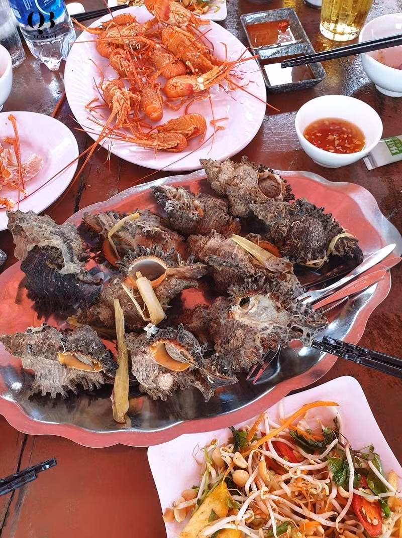 Vào buổi tối, đừng quên thưởng thức những món hải sản tươi ngon như ghẹ hấp bia, mực nướng, hay tôm hùm nướng, những đặc sản nổi tiếng của Quảng Bình. Ảnh luhanhvietnam