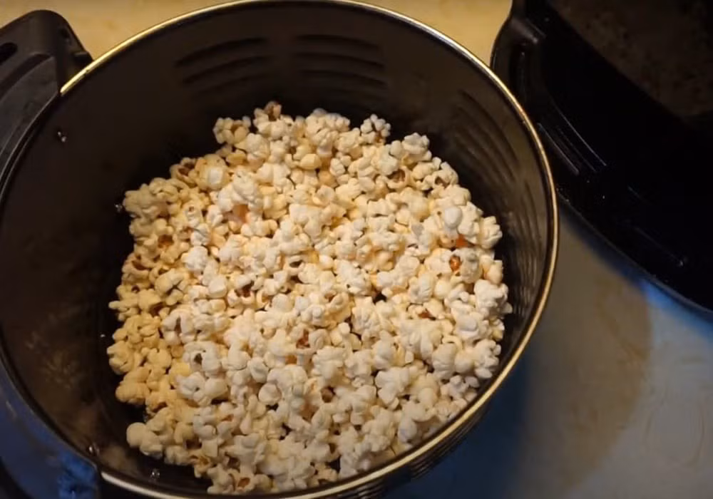 Bỏng ngô là một món khác cần tránh. Khi nổ trong nồi chiên không dầu, các hạt ngô dễ bắn tung và mắc kẹt vào các bộ phận của nồi, gây khó vệ sinh, hư hại thiết bị, thậm chí tiềm ẩn nguy cơ cháy nổ. Tương tự, các món tẩm bột ướt cũng không thích hợp. Ảnh minh họa