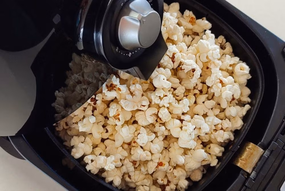 Bột ướt khó bám vào thực phẩm trong môi trường nồi chiên, dễ rơi xuống khay và cháy khét, món ăn vì thế không đạt độ giòn mong muốn. Giải pháp là sử dụng thực phẩm tẩm bột khô, hoặc chiên sơ bằng dầu trước khi cho vào nồi chiên để hoàn thiện món. Ảnh minh họa