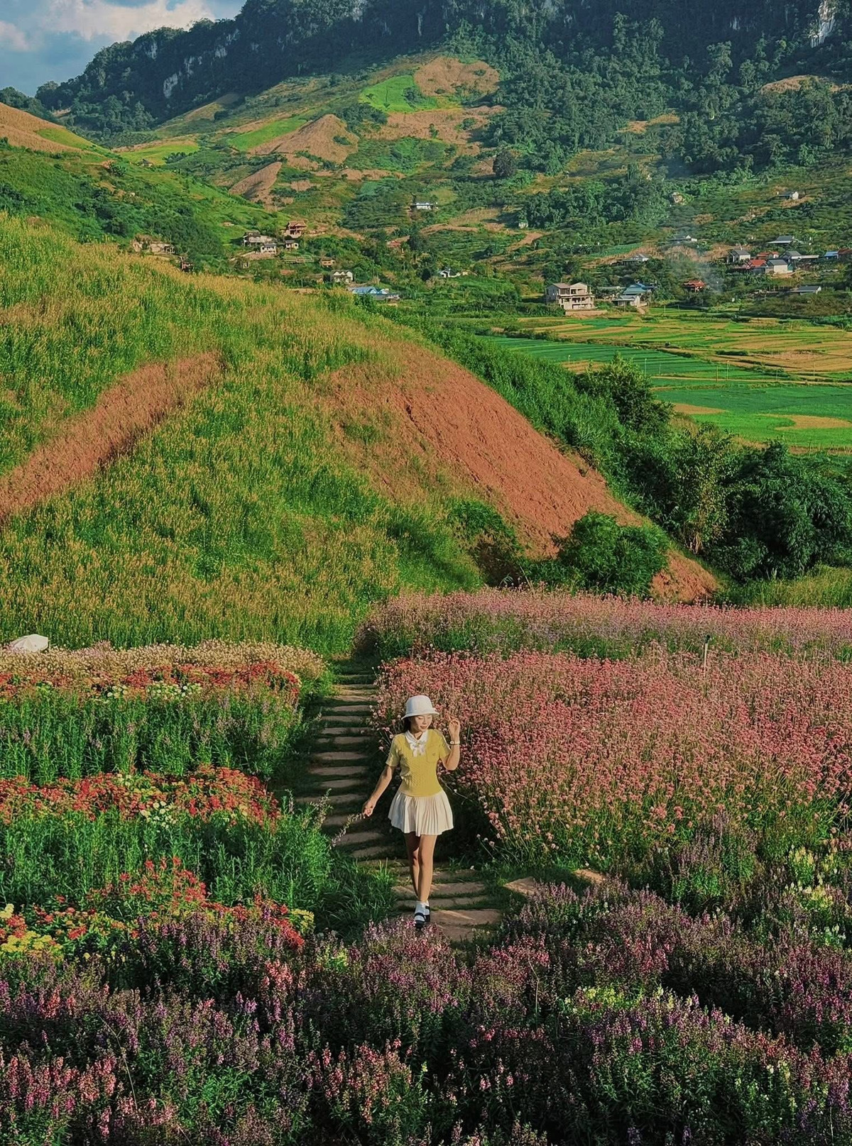 Giữa bức tranh thiên nhiên trong trẻo, màu xanh ngút ngàn của đồi cỏ và nếp nhà thấp thoáng xa xa, Một Khu Vườn hiện lên như một “thiên đường hoa” khiến bất kỳ ai ghé qua cũng phải lưu luyến. Nguyễn Phương Phương