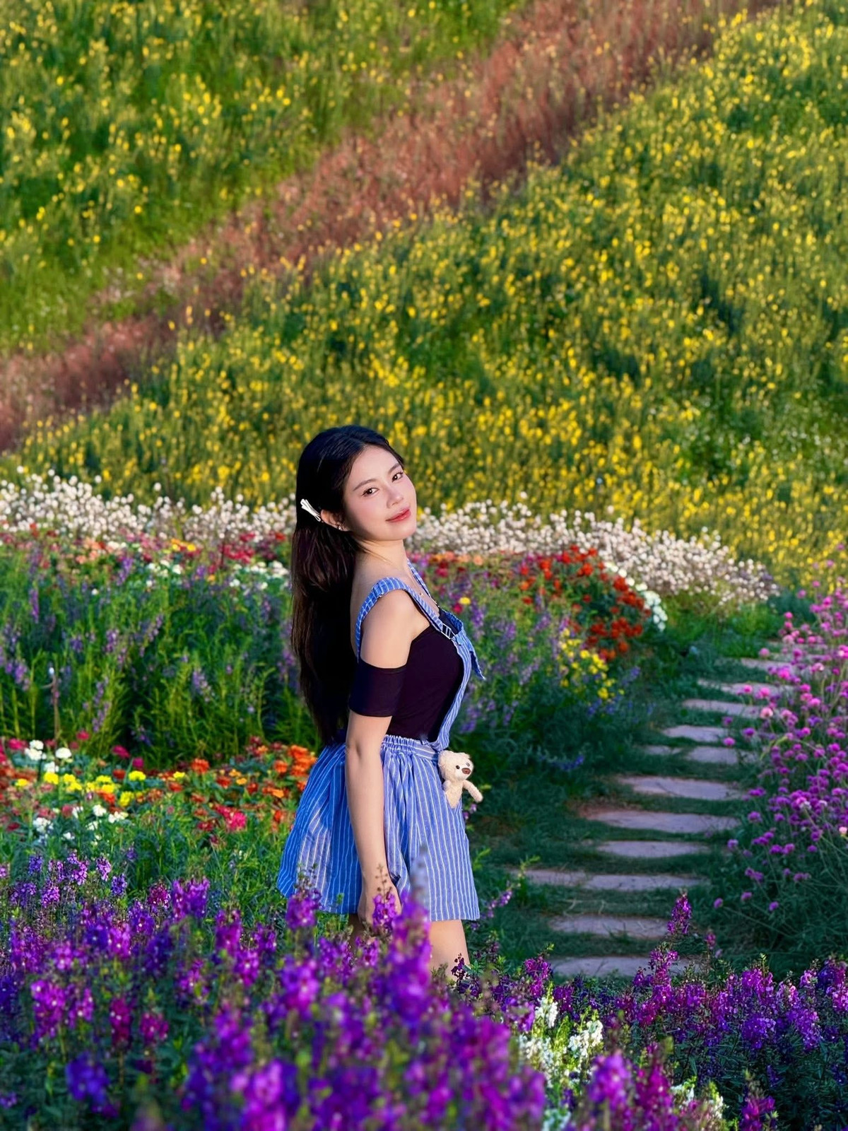 Khác với những điểm du lịch ồn ào hoạt động trải nghiệm, Một Khu Vườn phù hợp với những ai muốn tìm nơi “chill” nhẹ nhàng. Đến đây, du khách tạm quên nhịp sống hối hả, gác lại áp lực công việc để tận hưởng cảm giác thư thái giữa thiên nhiên. Ảnh Khánh Linh