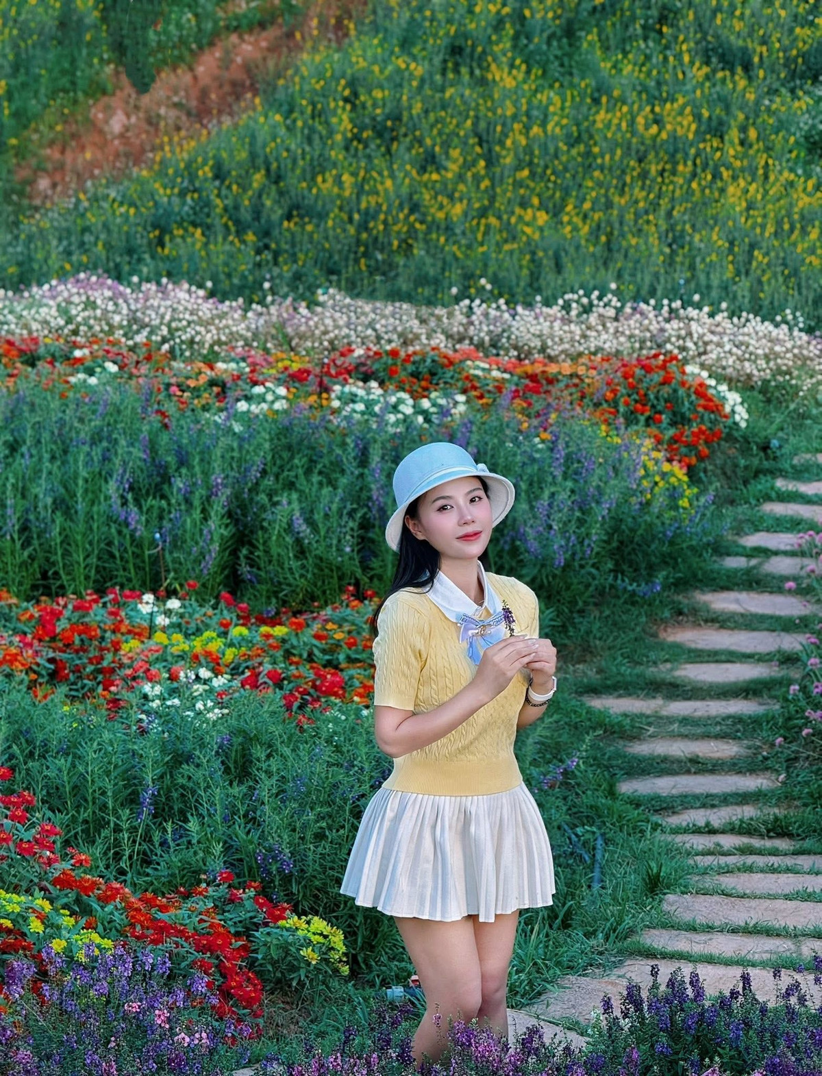 Từ trung tâm thị trấn Mộc Châu, chỉ cần di chuyển khoảng 12 km theo Quốc lộ 43, du khách sẽ bắt gặp một khu vườn hoa rộng lớn, mở ra khung cảnh khoáng đạt của núi đồi. Nguyễn Phương Phương