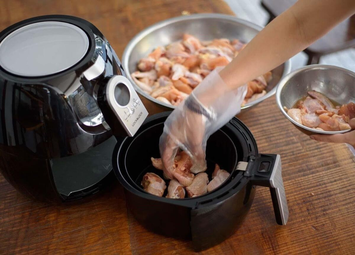 Nồi chiên không dầu ngày càng trở thành thiết bị "quốc dân" trong căn bếp nhờ khả năng nấu nhanh, ít dầu mỡ nhưng vẫn tạo được lớp vỏ giòn hấp dẫn cho món ăn. Ảnh minh họa