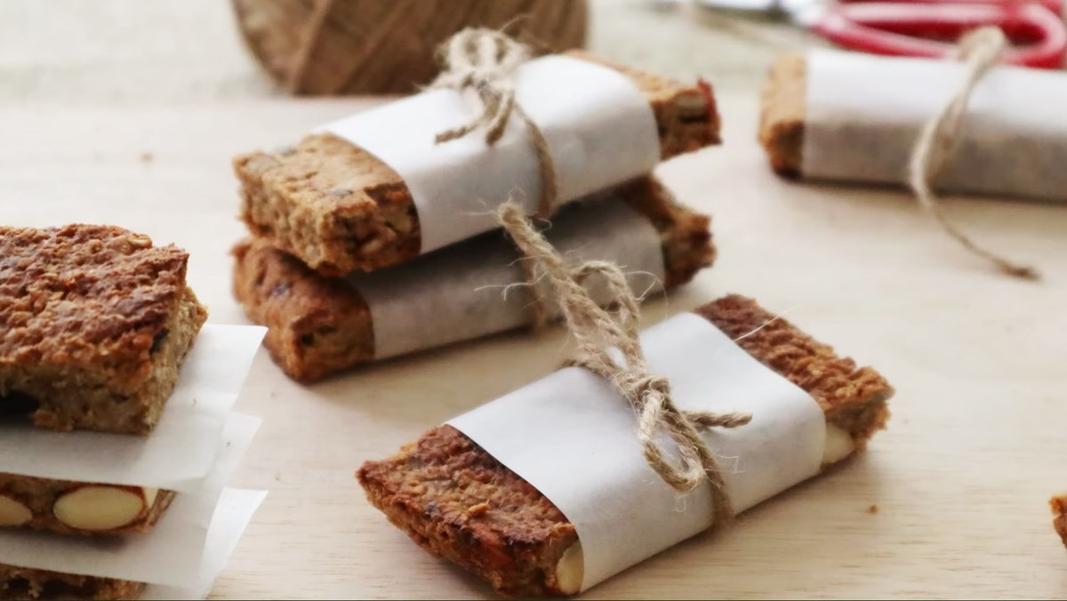 Tương tự, ngũ cốc có đường hay bánh ngọt vào bữa sáng cũng tạo môi trường thuận lợi cho vi khuẩn, làm tăng sản xuất axit và làm hại men răng, đặc biệt khi lượng nước bọt còn thấp vào buổi sáng. Ảnh minh họa