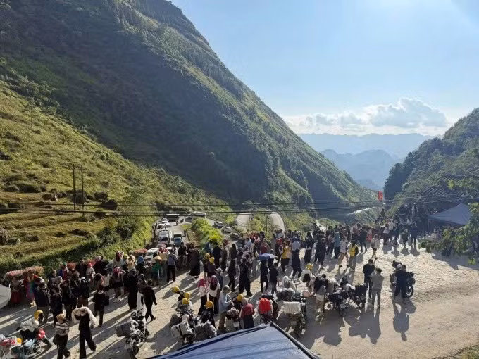 Ghi nhận tại bản Lô Lô Chải, từ sáng sớm, con dốc Thẩm Mã đã kẹt cứng xe cộ. Nhiều tài xế phải tắt máy chờ nhích từng chút, trong khi các đoàn xe máy nép sát hai bên đường đợi lưu thông thông thoáng.