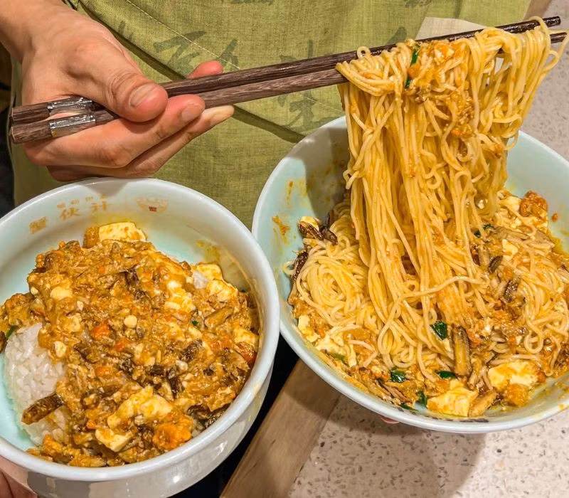 Nghe tưởng chừng đơn giản, nhưng để tạo nên một tô mì cua lông đúng chuẩn, đầu bếp phải sử dụng tới hàng chục con cua tươi. Cua sau khi hấp chín được tách gạch và thịt thủ công, giữ nguyên độ mềm mịn, rồi xào nhẹ với hành tây, dấm và muối để tạo nên phần sốt thơm ngậy. Mì được luộc chín tới, sợi dai vừa phải, sau đó trộn cùng sốt cua đặc sánh, dậy mùi hải sản. Ảnh dulichhoangha