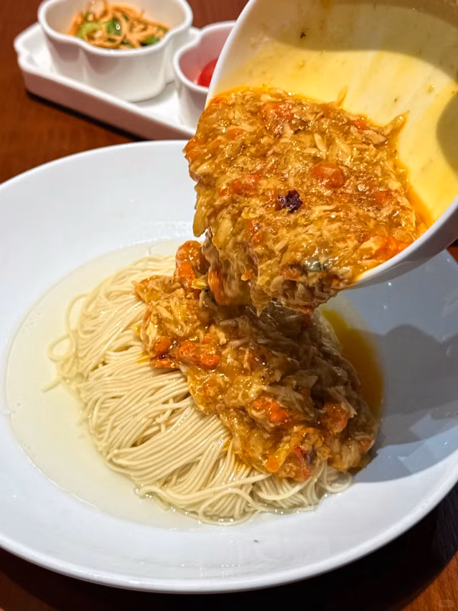 Du khách có thể tìm đến những nhà hàng nổi tiếng như Cheng Long Hang Crab Palace, Wang Bao He hay Fu 1088 – nơi được đánh giá cao cả về hương vị lẫn phong cách phục vụ. Ảnh Smartshanghai