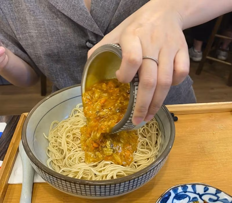 Thông thường, người Thượng Hải sẽ hấp cua nguyên con cùng lát gừng, ăn kèm với giấm gạo và nước tương – cách chế biến giúp giữ trọn vị ngọt tự nhiên của thịt. Tuy nhiên, món mì cua lông mới là “đỉnh cao” trong nghệ thuật biến tấu ẩm thực của thành phố này. Ảnh dulichhoangha