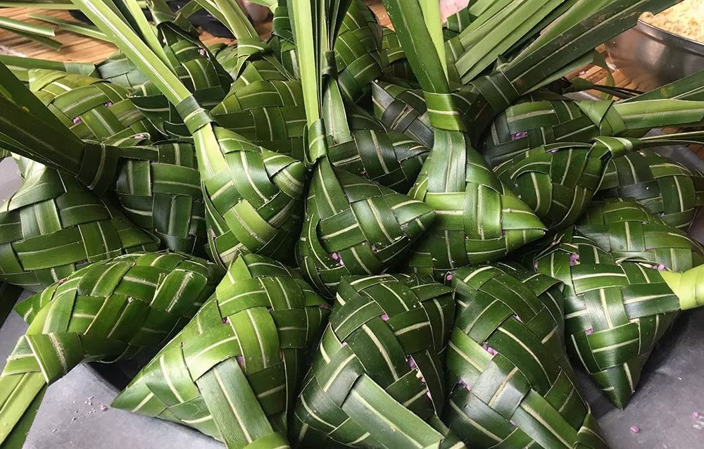 Nhắc đến ẩm thực Yên Bái, nhiều du khách không thể quên món bánh chim gâu – loại bánh đặc trưng của người Cao Lan. Bánh được gói bằng lá dứa rừng, dẻo thơm mùi nếp, bùi vị đỗ xanh và béo ngậy nhân thịt lợn, chỉ cần luộc chậm rãi trong 3 – 4 tiếng là dậy lên hương nếp quyện mùi lá rừng ngai ngái. Ảnh TQĐT