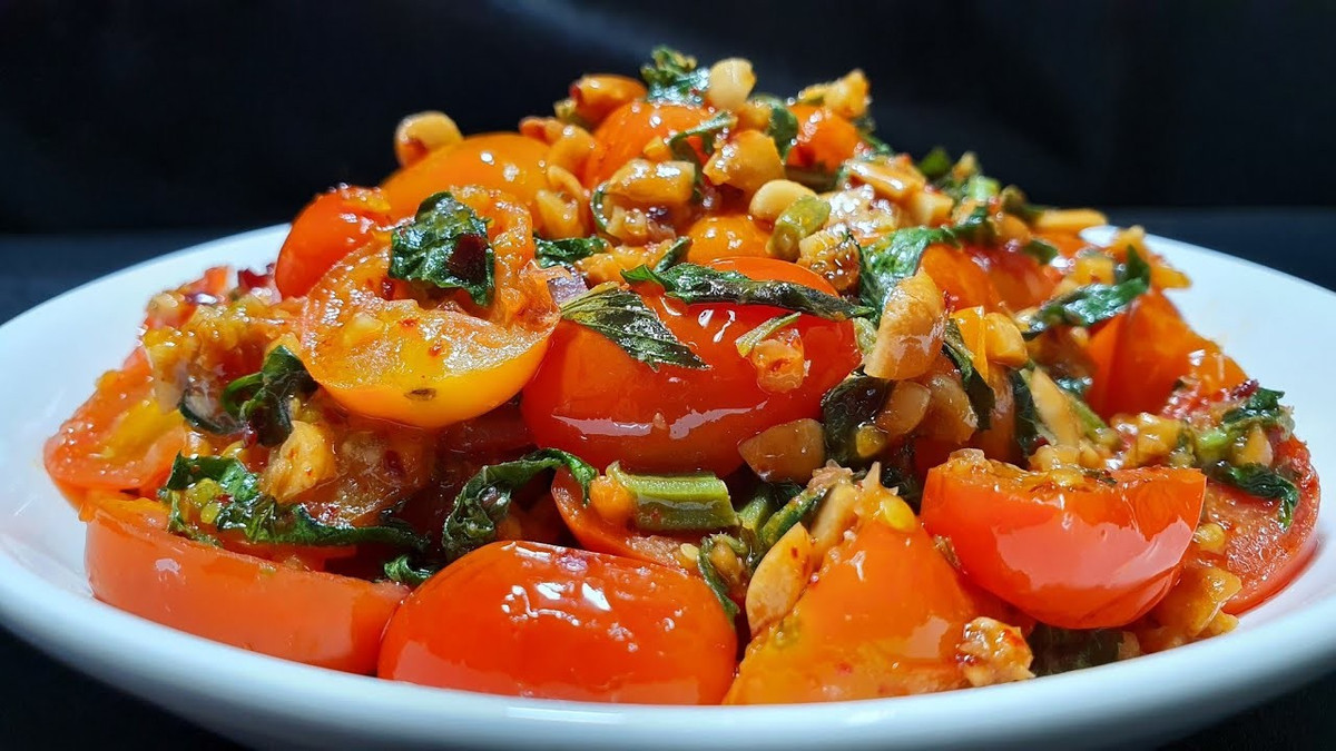 Những người mắc bệnh tự miễn cũng là nhóm nên hạn chế cà chua. Thuộc họ cà, loại quả này chứa các hợp chất alcaloid có thể làm tình trạng viêm trong cơ thể nặng hơn. Nhiều người mắc bệnh tự miễn đã loại bỏ nhóm thực phẩm này khỏi chế độ ăn và nhận thấy sức khỏe cải thiện rõ rệt. Ảnh minh họa