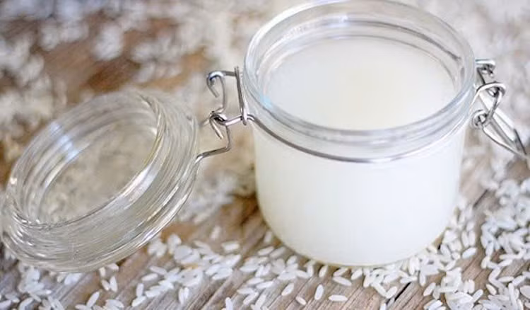 Với những lợi ích thiết thực này, nước vo gạo thực sự là một giải pháp tự nhiên, dễ tìm và chi phí bằng 0, giúp mỗi người duy trì mái tóc đẹp mà không cần đến các sản phẩm chăm sóc đắt tiền. Ảnh minh họa