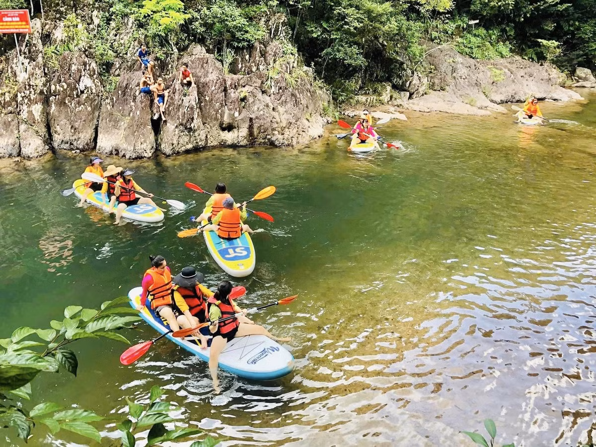 Tuy nhiên, do làng nằm trong khu vực rừng phòng hộ quốc gia, du khách cần lưu ý an toàn với lửa, giữ gìn vệ sinh và bảo vệ môi trường, để trải nghiệm trở nên trọn vẹn và bền vững. Ảnh Am Váp Farm