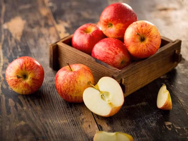 Việc ăn táo lúc bụng đói còn giúp cơ thể hấp thu dinh dưỡng tốt hơn ở bữa ăn tiếp theo, hạn chế cảm giác thèm ăn quá mức. Nhờ đó, tổng lượng calo nạp vào trong ngày được kiểm soát tốt hơn – yếu tố quan trọng giúp giảm cân bền vững. Ảnh minh hoạ