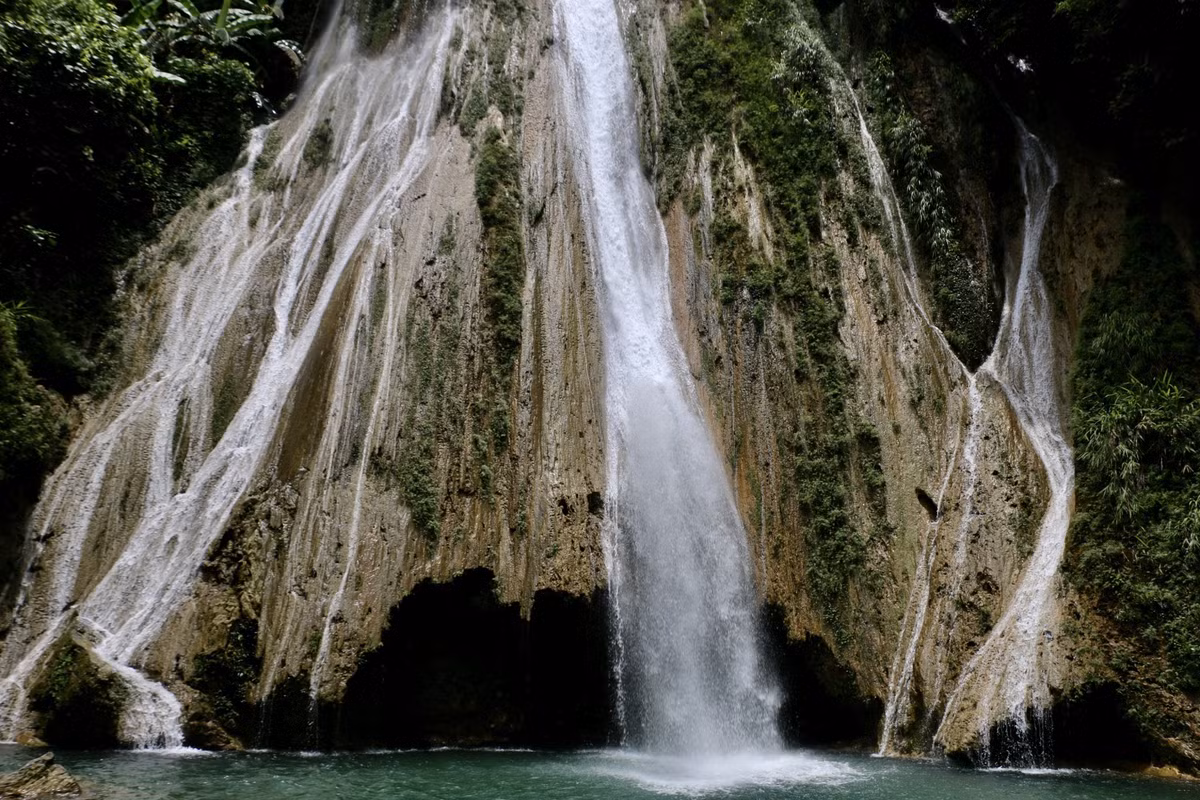 Không chỉ có cảnh đẹp, hành trình đến thác Khuổi Nhi còn là cơ hội để du khách tìm hiểu văn hóa của người Tày, Dao ở Thượng Lâm. Nhiều hộ dân tại đây đã làm du lịch cộng đồng, cung cấp homestay, ẩm thực bản địa và các tour trekking ngắn ngày. Một số công ty như Tây Bắc Tour và Tuyên Quang Travel đang khai thác tour 2 ngày 1 đêm kết hợp thăm thác Khuổi Nhi – đi thuyền trên lòng hồ Na Hang – nghỉ đêm tại nhà sàn và giao lưu văn nghệ dân tộc.
