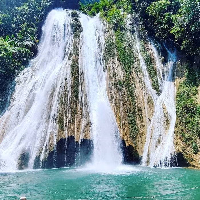 Thác có nhiều tầng, xen kẽ là những hồ nước nhỏ xanh trong như ngọc. Du khách có thể ngâm mình, thư giãn, hoặc ngồi nghỉ trên các phiến đá ven bờ, tận hưởng không gian yên tĩnh, chỉ còn tiếng rừng, tiếng nước và gió. Ảnh luhanhviet