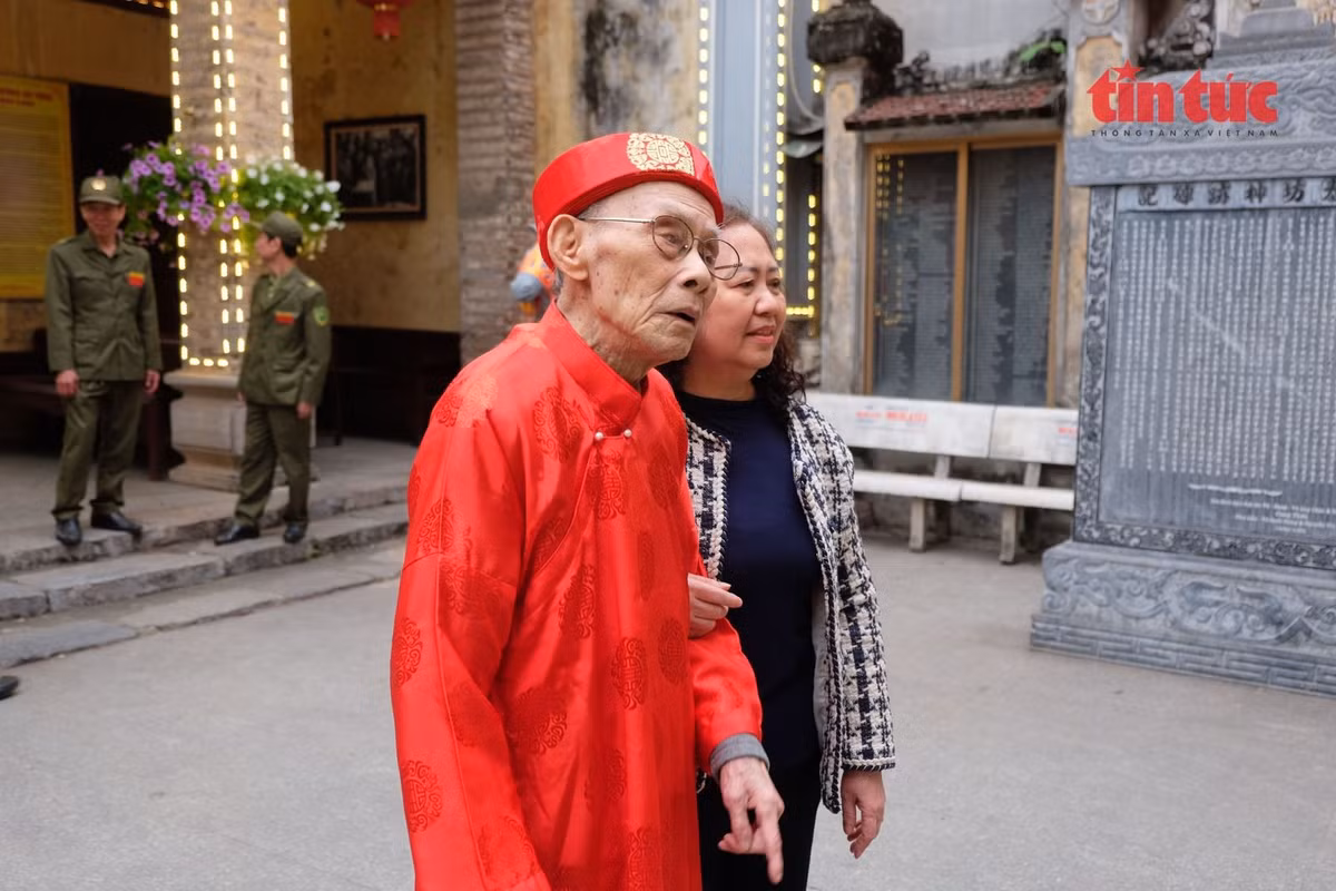 Tại phường Tây Hồ (Hà Nội), cụ Nguyễn Quế Duệ, 96 tuổi, đã có mặt từ sớm tại điểm bỏ phiếu số 8 để tham dự lễ chào cờ và lắng nghe phổ biến quy định bầu cử. Là cử tri cao tuổi nhất tại điểm bỏ phiếu, cụ Duệ vẫn giữ phong thái nhanh nhẹn, chăm chú theo dõi các bước hướng dẫn trước khi bỏ lá phiếu của mình. Ở tuổi gần trăm, cụ vẫn gửi gắm mong muốn những đại biểu được Nhân dân lựa chọn sẽ là người có đủ đức, đủ tài, góp phần đưa đất nước phát triển trong giai đoạn mới. Ảnh Báo Tin tức