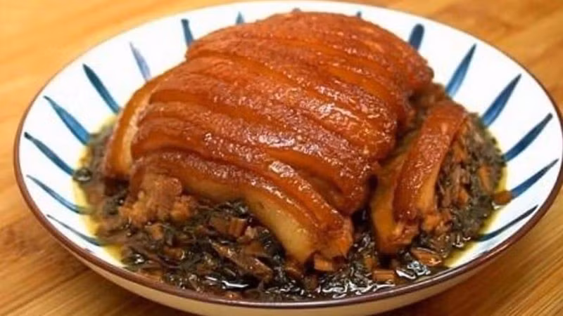 Cùng với đó, món khâu nhục cũng là một trong những món ăn công phu mà người dân Bắc Kạn rất tự hào. Khâu nhục được làm từ khoai môn Bắc Kạn và thịt ba chỉ, sau khi hấp cách thủy nhiều giờ để tạo nên sự hòa quyện tuyệt vời giữa vị ngọt của khoai và độ béo của thịt. Món ăn này thường được dùng trong các dịp quan trọng như cưới hỏi, lễ tết, thể hiện sự hiếu khách và tôn vinh những giá trị truyền thống của dân tộc. Ảnh Traveloka