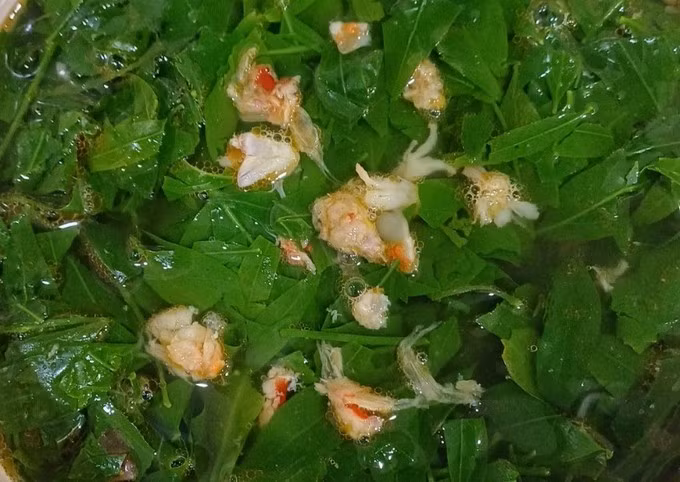 Ẩm thực Bắc Kạn không chỉ có các món ăn được chế biến từ thịt mà còn rất đa dạng với các món rau, một trong số đó là rau sắng - loại rau phổ biến và có mặt trong nhiều món ăn như canh hoặc xào. Rau sắng có hương vị thanh mát, dễ chịu, rất thích hợp để làm món ăn nhẹ trong bữa cơm gia đình. Hương vị của rau sắng như làm dịu đi cái nắng nóng của mùa hè và giúp thực khách cảm nhận được sự trong lành của thiên nhiên vùng núi. Ảnh MIA