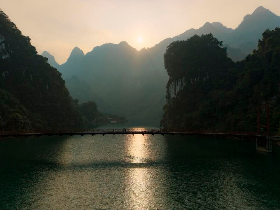 Giữa những vách núi đá dựng đứng của vùng Tây Bắc, cầu treo Pa Phông hiện ra mảnh mai như một dải lụa vắt ngang hồ thủy điện sông Đà. Không chỉ đóng vai trò kết nối giao thông cho người dân địa phương, cây cầu còn trở thành điểm đến gây ấn tượng mạnh với du khách bởi vẻ đẹp nguyên sơ, kỳ vĩ, tựa như bước ra từ một câu chuyện cổ tích.