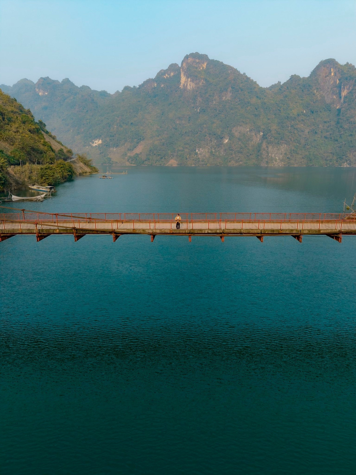 Trên hành trình khám phá Pa Phông, du khách có thể kết hợp ghé thăm nhiều điểm đến còn khá hoang sơ của Điện Biên như hang Khó Chua La, vườn đá cổ Tả Phìn hay cao nguyên đá Tủa Chùa. Đây đều là những địa danh mang vẻ đẹp kỳ bí, ít dấu chân người, rất phù hợp với những ai yêu thích du lịch trải nghiệm và khám phá.