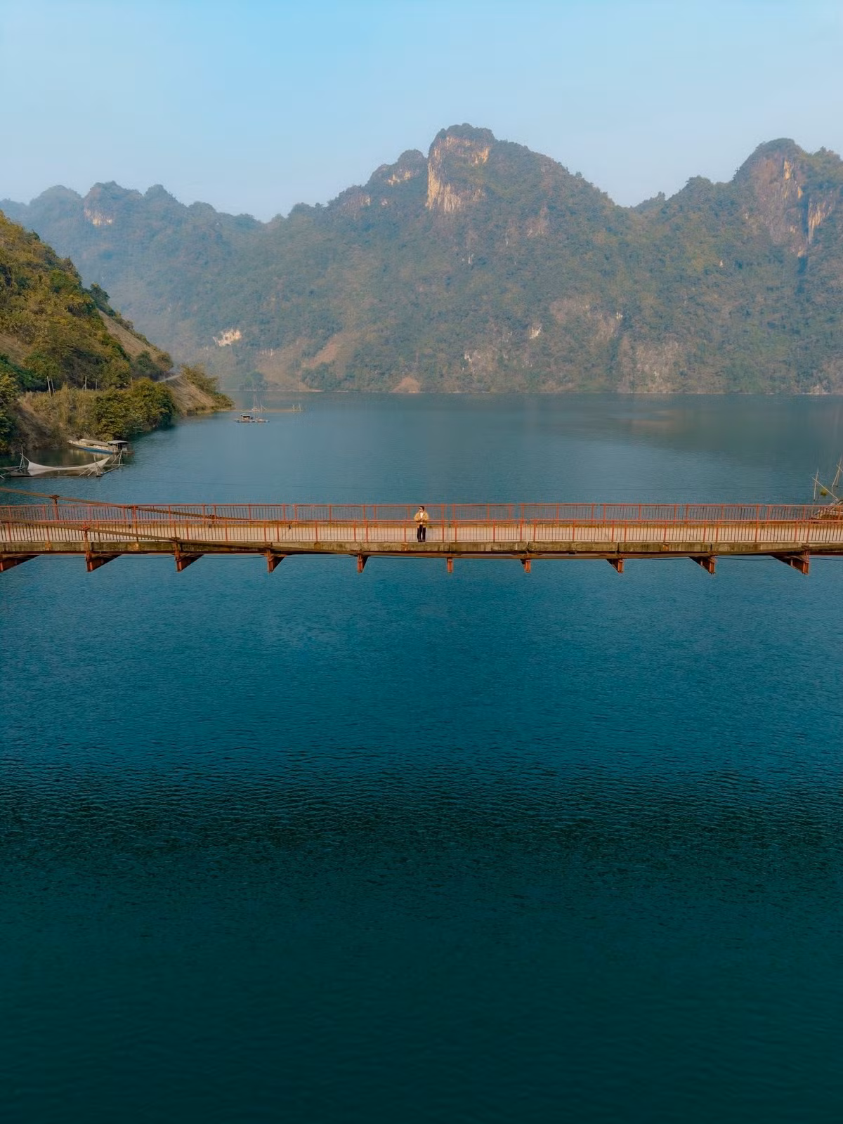 Trên hành trình khám phá Pa Phông, du khách có thể kết hợp ghé thăm nhiều điểm đến còn khá hoang sơ của Điện Biên như hang Khó Chua La, vườn đá cổ Tả Phìn hay cao nguyên đá Tủa Chùa. Đây đều là những địa danh mang vẻ đẹp kỳ bí, ít dấu chân người, rất phù hợp với những ai yêu thích du lịch trải nghiệm và khám phá.