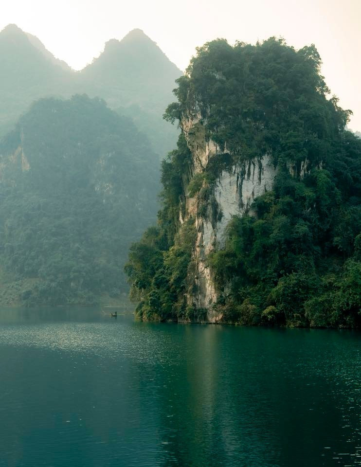 Hành trình đến cầu treo Pa Phông không hề dễ dàng. Du khách phải vượt qua những cung đường đèo quanh co, gấp khúc – nét đặc trưng của vùng núi Tây Bắc. Dù có phần vất vả, nhưng đổi lại là khung cảnh thiên nhiên tuyệt đẹp trải dài suốt chặng đường. Càng đi sâu vào bản, không gian càng trở nên hoang sơ, tĩnh lặng và yên bình.