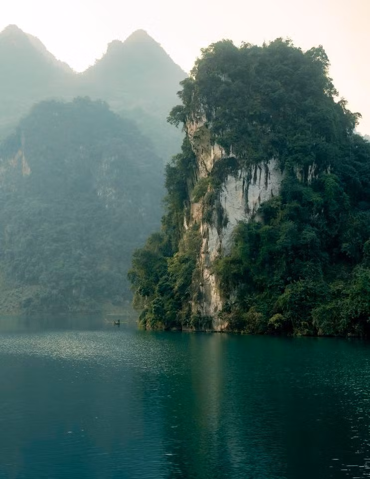 Hành trình đến cầu treo Pa Phông không hề dễ dàng. Du khách phải vượt qua những cung đường đèo quanh co, gấp khúc – nét đặc trưng của vùng núi Tây Bắc. Dù có phần vất vả, nhưng đổi lại là khung cảnh thiên nhiên tuyệt đẹp trải dài suốt chặng đường. Càng đi sâu vào bản, không gian càng trở nên hoang sơ, tĩnh lặng và yên bình.