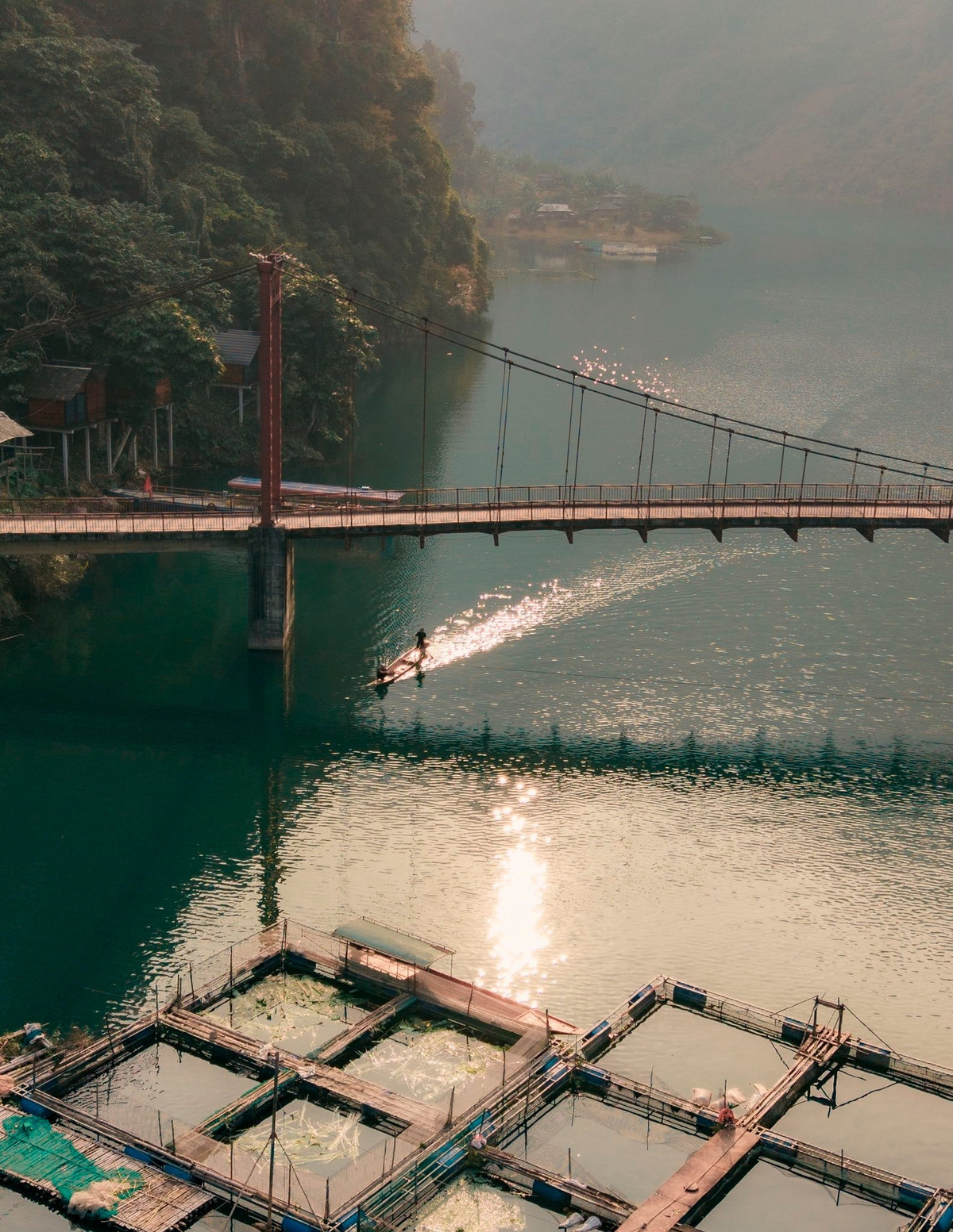 Những năm gần đây, Điện Biên đẩy mạnh phát triển du lịch gắn với bảo tồn bản sắc văn hóa địa phương. Nhờ đó, cầu treo Pa Phông cùng nhiều điểm đến như săn mây Kể Cải, hang Khó Chua La, thành Vàng Lồng hay chợ đêm Tủa Chùa ngày càng được du khách biết đến.