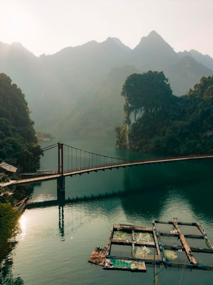 Cầu treo Pa Phông nằm ở trung tâm xã Tủa Thàng (tỉnh Điện Biên), được xây dựng vào năm 2009 nhằm phục vụ nhu cầu đi lại của bà con trong vùng. Theo thời gian, vẻ đẹp độc đáo của cây cầu giữa núi rừng đã khiến nơi đây dần trở thành tọa độ “check-in” hấp dẫn với những người yêu thiên nhiên và đam mê khám phá Tây Bắc.