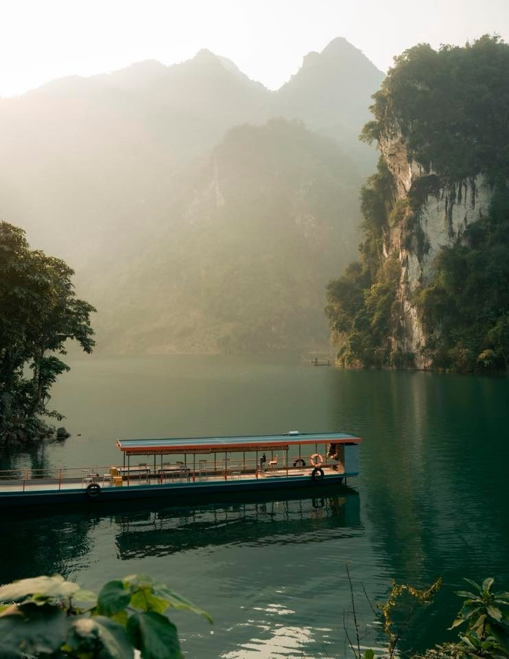 Hiện nay, đường vào Pa Phông đã được cải thiện đáng kể, xe máy và ô tô có thể di chuyển đến gần khu vực cầu. Tuy vậy, du khách được khuyến cáo không nên sử dụng xe tay ga do địa hình dốc và nhiều sỏi đá. Việc chuẩn bị trang phục phù hợp như áo khoác, găng tay, kính, áo mưa cũng rất cần thiết, đặc biệt vào mùa mưa khi đường trơn trượt, tiềm ẩn nhiều rủi ro.