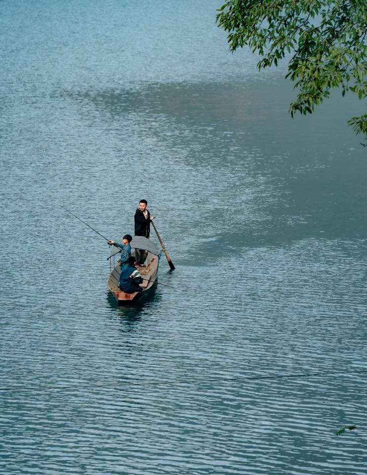 Theo người dân địa phương, trước kia ở thượng nguồn con suối nhỏ chảy qua cầu từng có bản Pa Phông của người Dao sinh sống. Cây cầu được đặt tên theo bản làng ấy như một cách lưu giữ ký ức và dấu ấn văn hóa của cộng đồng qua nhiều thế hệ.