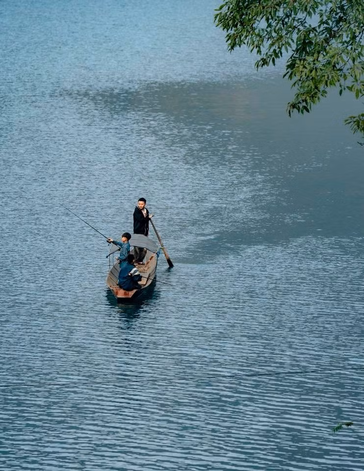 Theo người dân địa phương, trước kia ở thượng nguồn con suối nhỏ chảy qua cầu từng có bản Pa Phông của người Dao sinh sống. Cây cầu được đặt tên theo bản làng ấy như một cách lưu giữ ký ức và dấu ấn văn hóa của cộng đồng qua nhiều thế hệ.